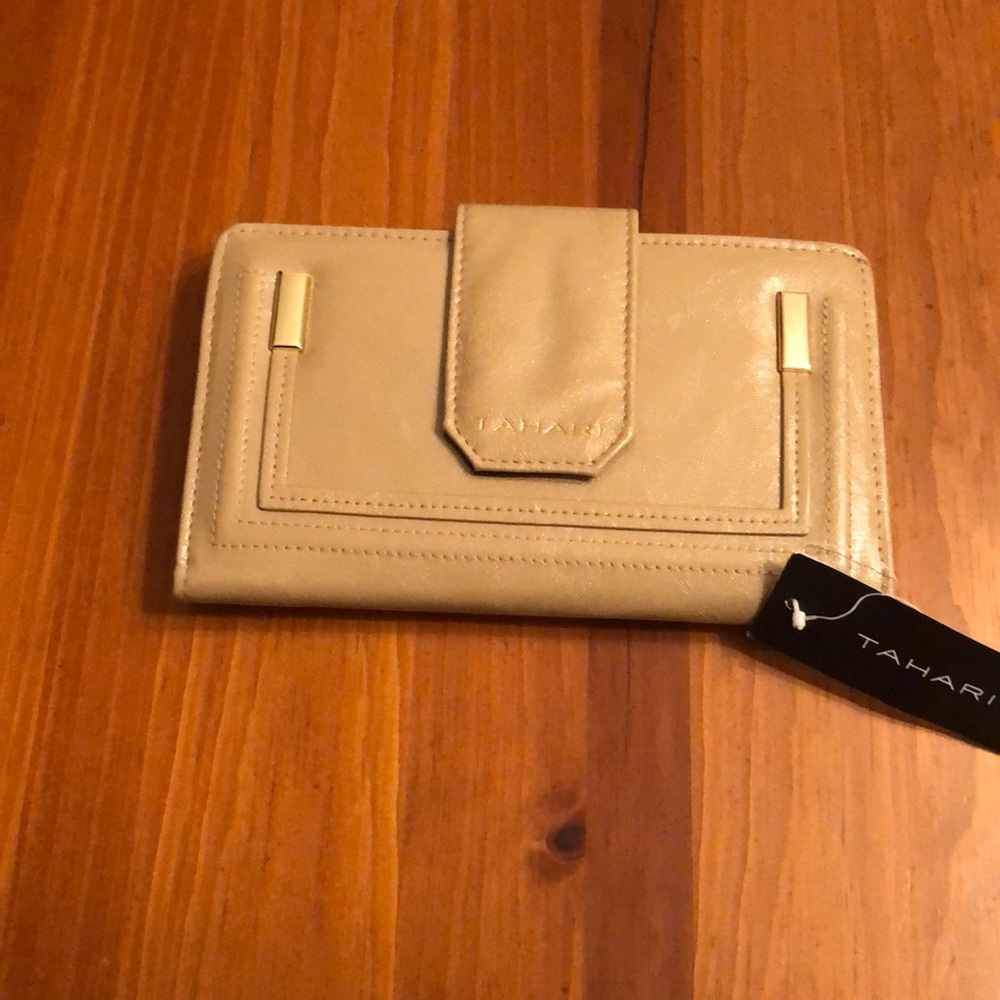 TAHARI WALLET.